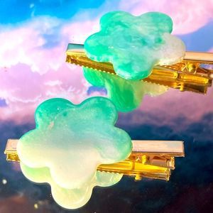 Flower shaped mint barrette set